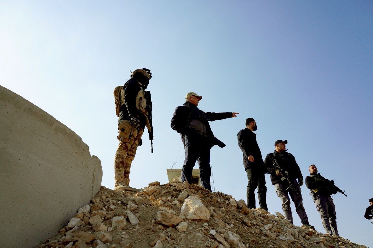 بالصور.. الكاظمي يتفقد القطعات العسكرية على الشريط الحدودي السوري