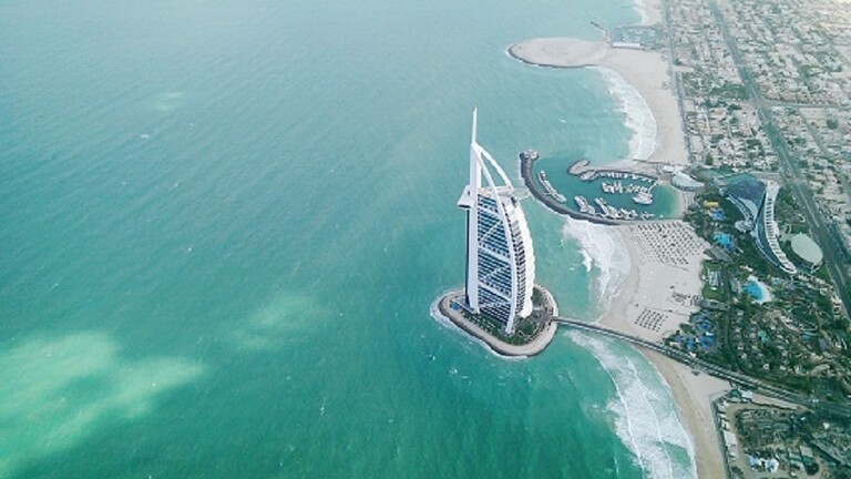الأمن البحري بشرطة دبي ينفذ مهمة معقدة لإنقاذ شخصين...اليكم التفاصيل 