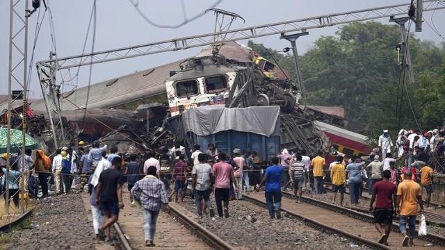 وزير السكك الحديد الهندي: خلل بنظام الإشارات الإلكترونية وراء كارثة تصادم القطارين
