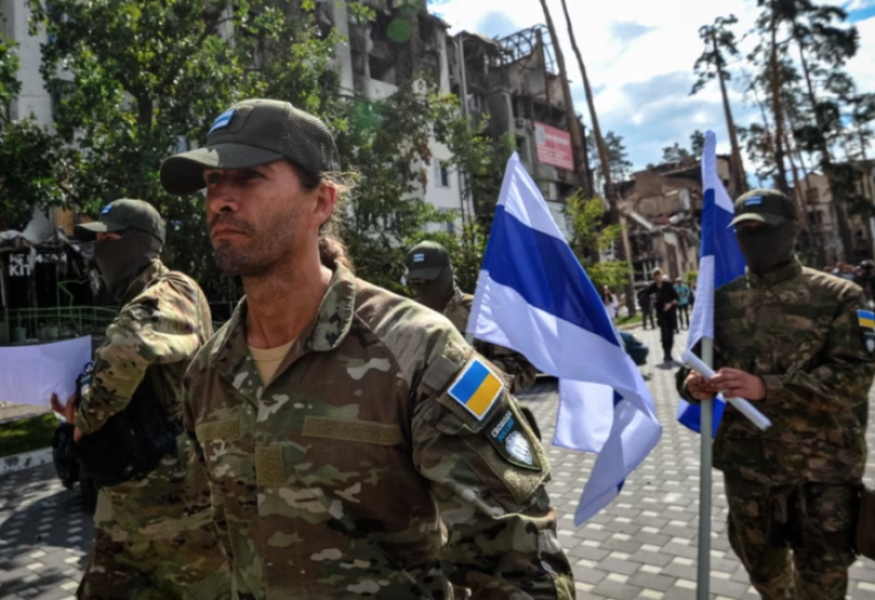 مقاتلون روس مؤيدون لأوكرانيا يعلنون أسر جنديين ويعرضون اتفاق تبادل