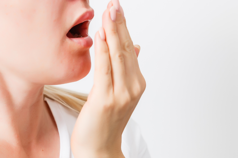 رائحة الفم الكريهة قد تدل على هذه الأمراض