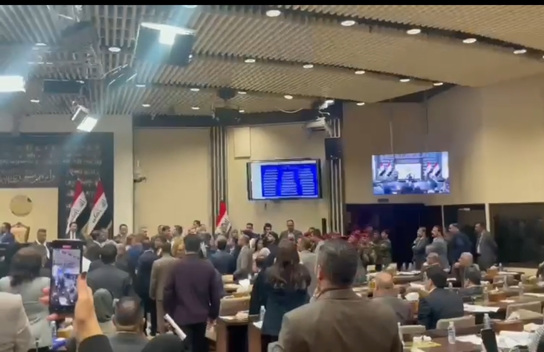بالفيديو.. مشادة داخل البرلمان العراقي والحرس يخرج النواب المستقلين