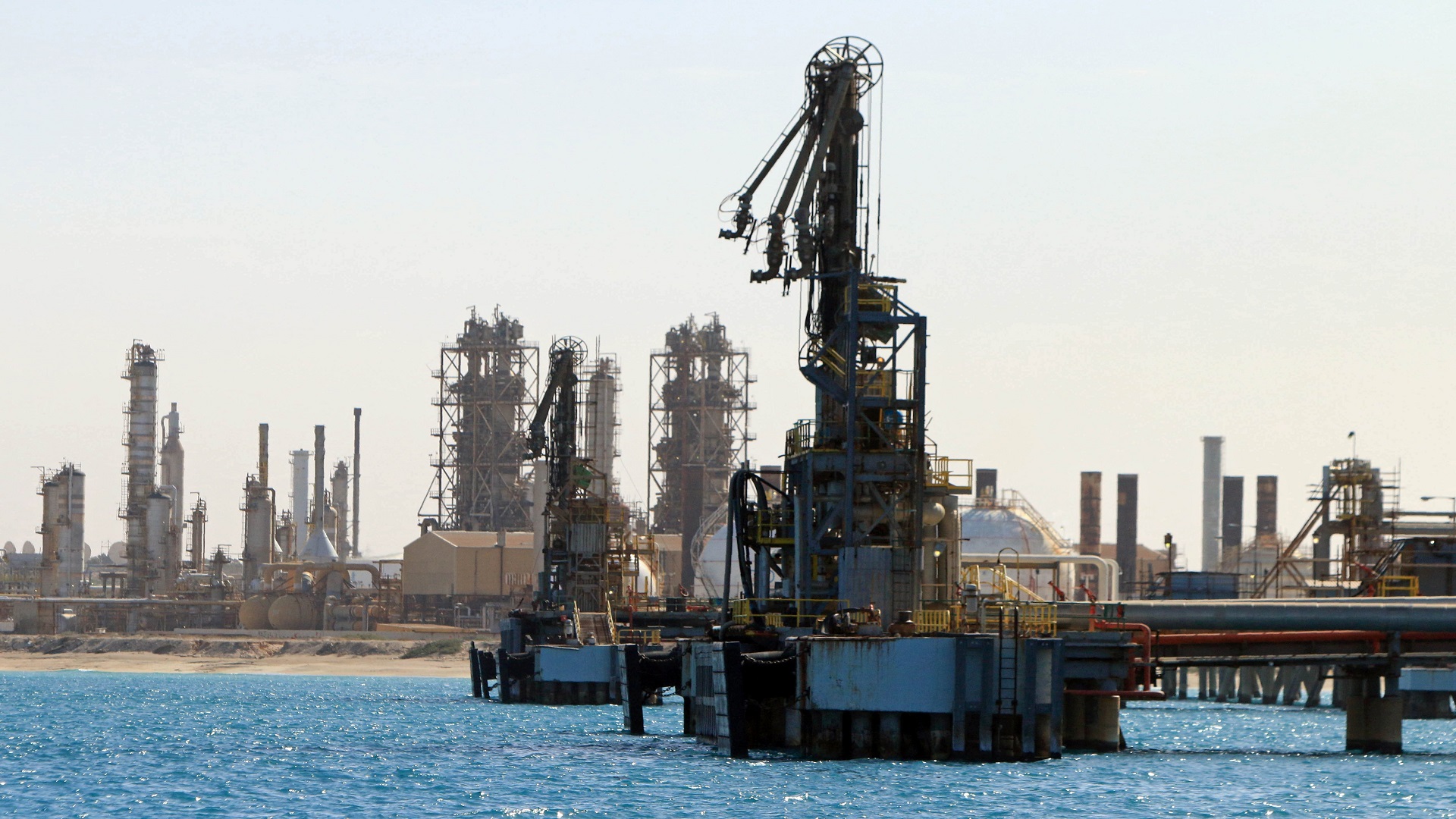 الموانئ: استمرار عمليات إرساء الناقلات النفطية رغم سوء الأحوال الجوية