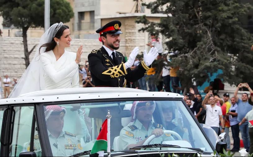 ما هو العلم الموجود على سيارة زفاف ولي العهد الأردني؟