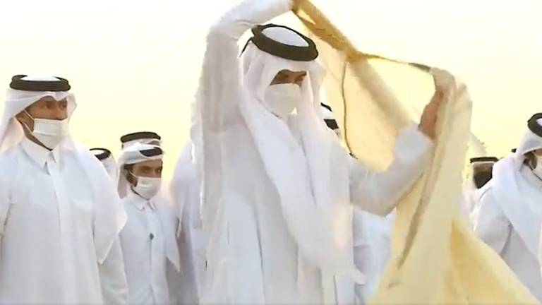 أمير قطر يقلب ردائه على الملأ ويرتديه بالمقلوب!