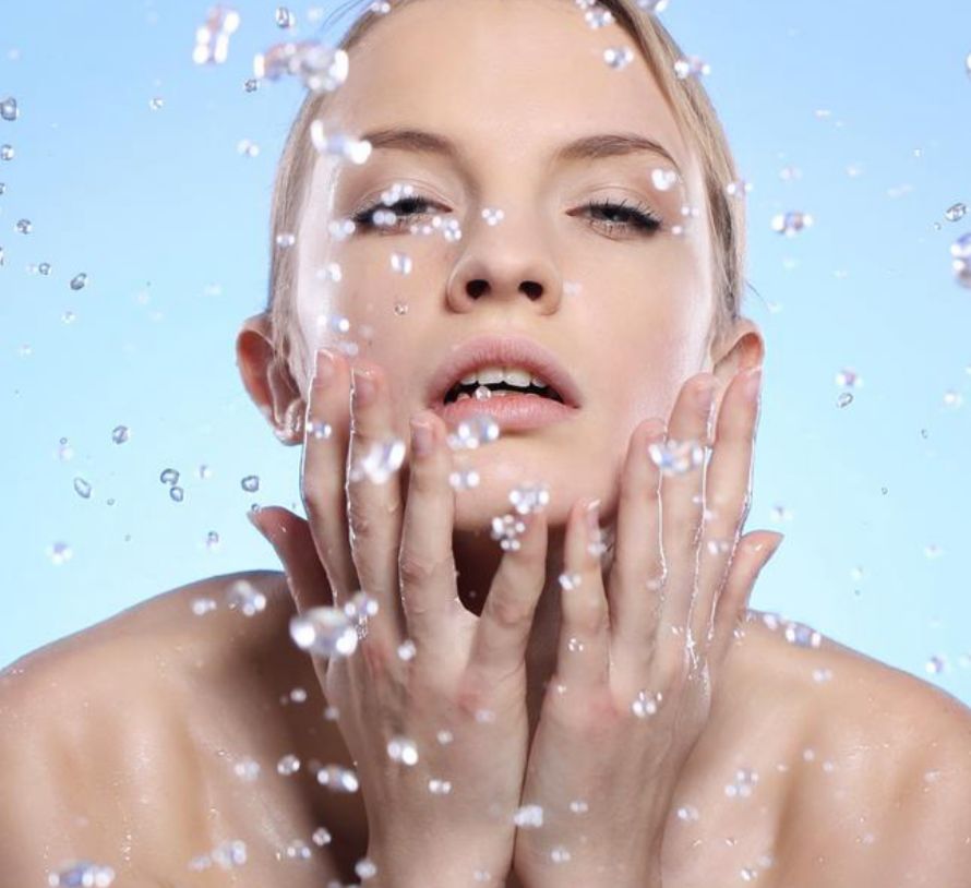 كيفية إزالة الزيت من الوجه بسهولة لبشرة دهنية نظيفة وصحية 